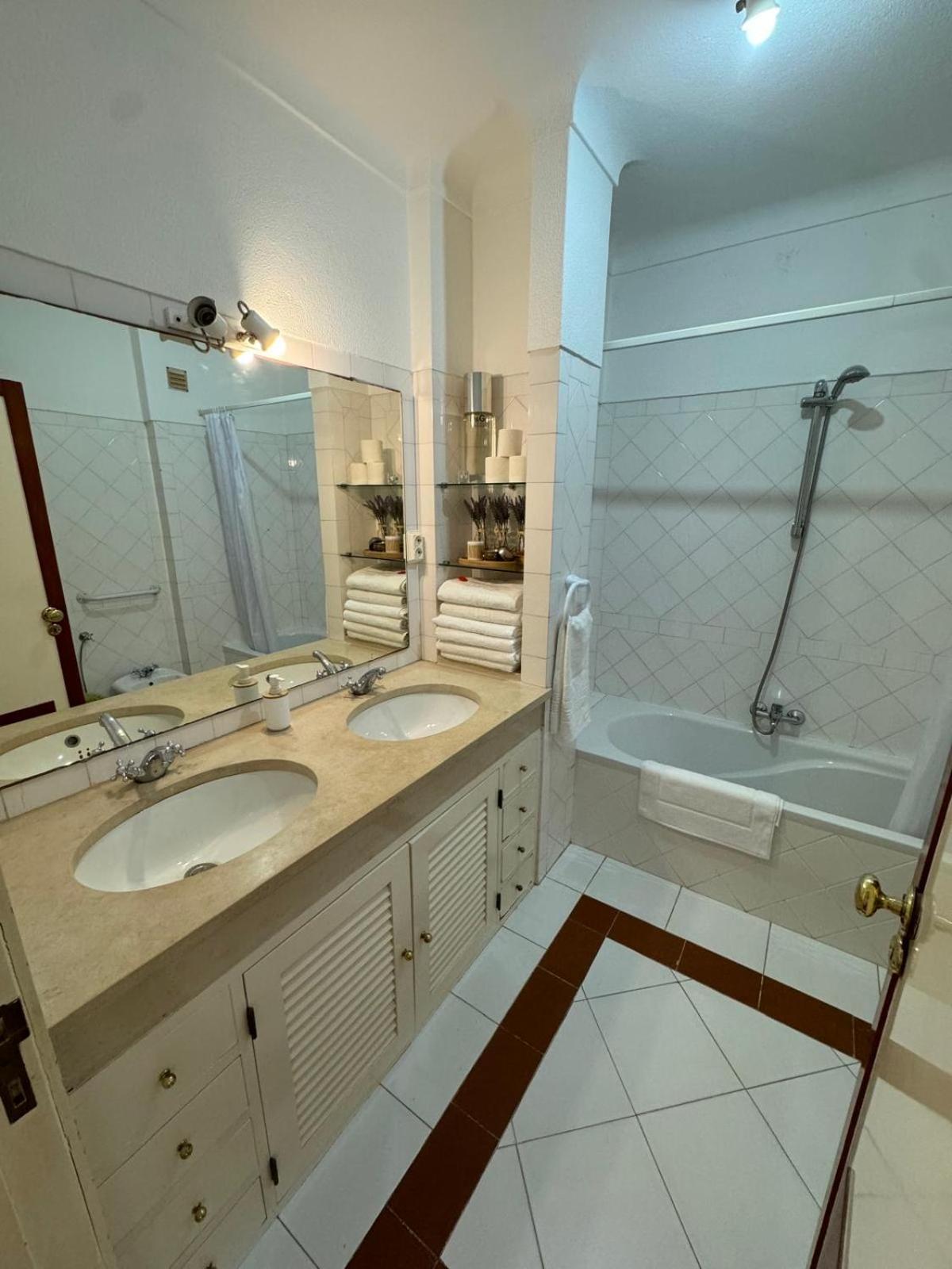 Villa 46 Hostel Lagos Ngoại thất bức ảnh